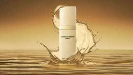 La última joya en el mundo de la cosmética facial ha llegado de la mano de atashi® Cellular Cosmetics: LEssenza Eterna, un elixir todo en uno que resucita la piel y calma la mente