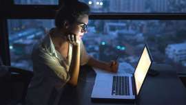 Descubrimos, de la mano de la facialista Esther Moreno si, más allá del mito, hay verdades científicas y medidas preventivas con respaldo profesional para cuidar la piel de forma efectiva en la era de la tecnología