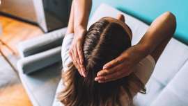 Este problema, más habitual entre personas con pelo graso, se origina por una inflamación del folículo piloso y tiende a aparecer en las zonas donde se forma el acné, con síntomas como dolor, irritación o picor, según explica Hospital Capilar