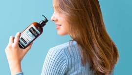 Al igual que en el rostro, el paso del tiempo deja su huella en el cabello y el pelo tiene sus particulares arrugas, manchas o flacidez. Teresa Climent, licenciada en Farmacia y Technical Maganer de Nuggela & Sulé, nos explica cómo lo hace