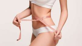 Tratamiento intensivo con doble efecto antienvejecimiento y renovador del tejido que, tras la exfoliación, la envoltura de algas, el masaje con activos y la aplicación de calor consigue una piel sedosa, suave, fortalecida y rejuvenecida