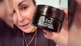 Esta crema de hidratación profunda se distingue por su formulación, que cuenta con un alto porcentaje de ácido hialurónico hidrolizado (1,5%) y es una potente aliada contra el envejecimiento