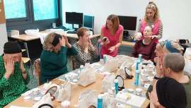 Sus pacientes reconocen un cambio emocional positivo en el que no solamente destacan la importancia de la cosmética para verse y sentirse bien, sino el impacto terapéutico que supone compartir experiencias y relacionarse con otros participantes