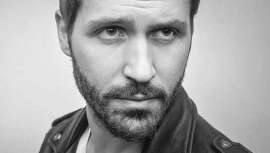 En Blauceldona, gracias a envolventes técnicas de quiromasaje facial, la piel masculina se muestra desintoxicada y sana, en apenas 60 minutos. Notarás una verdadera infusión de energía desde la primera sesión con este tratamiento revitalizante