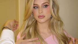 El estilo coquette, que se traduce como coqueta en español, arrasa en redes y entre celebrities, caso de la última aparición de Lana del Rey en los Grammy. Pero lo mejor es que ya ha dado el salto fuera de las pantallas apoderándose de las calles