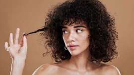 En busca de una respuesta definitiva a las necesidades del cabello y el rizo, la experta Conchi Arias, fundadora de Campos Curlyhair y creadora de la línea de productos CCH by Campos Curlyhair tiene la solución: el test de la elasticidad 