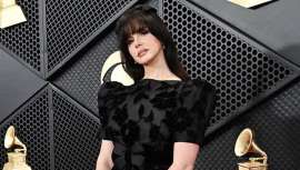 Ya de por sí ella sola magnífica, con su look en los Grammy se ha visto aún más engrandecida por su estilo de cabello, sorprendente. Una visión de estilo coquette gótico, realizado por Anna Cofone