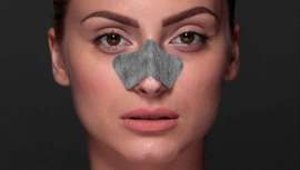 Parches y mascarillas se han ganado un hueco en los neceseres de quienes tienen la piel muy grasa y puntos negros. Analizamos, con la ayuda de cosmetólogas y expertas en belleza, la que podemos llamar cosmética adhesiva, pros y contras