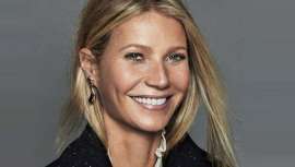 Midi a capas, suelto, luminoso, saneado, recogidos altos… Parece que la primavera de 2024 elige como referente a Gwyneth Paltrow, según The Beauty Concept