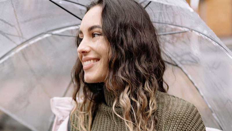 Que la lluvia no te frene, y que tampoco afecte a la salud de tu cabello!