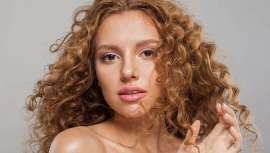 Las melenas rizadas están en alza. Y para que los rizos siempre estén perfectos, la prestigiosa estilista Noelia Jiménez desvela 10 tips infalibles para lucirlos definidos e impecables
