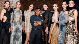 El estilista Eddie Wunderlich utiliza los productos de Lakme USA para crear los sofisticados moños que se vieron en los modelos del desfile de Raúl Peñaranda en la NYFW