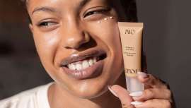 El nuevo contorno de ojos de Two Poles, especialmente indicado para utilizar en la rutina de mañana, proporciona una mirada iluminada, hidratada y libre de cualquier atisbo de cansancio en la zona