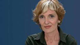 Comenzó muy temprano en esta profesión. Con trabajo y tesón, María Yus ha conseguido consolidar un nombre y un proyecto de envergadura. Hoy decide posar con su libro de cabecera en estos momentos, El número de Dios, de José Luis Corral