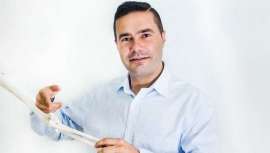 Quiromasajista y Naturópata al frente de Escuela Europea Parasanitaria (ESPS) y ESPS International School hoy, este exhaustivo investigador y formador nato nos habla como nunca nadie de terapias alternativas y su aplicación en salud y belleza 