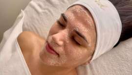 Una mascarilla craquelada y activos específicos así como las maniobras de autor, las de Silvia Oliete, facialista y artífice de Blauceldona, consiguen el efecto deseado