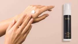 Las pieles desvitalizadas, apagadas, envejecidas prematuramente o  aquellas más exigentes que buscan el cuidado facial más completo, tienen en esta crema su nuevo tratamiento definitivo que recupera y repara la piel dañada desde el ADN