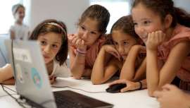 Ambas entidades están comprometidas con la igualdad de oportunidades y el aumento de vocaciones STEM entre las chicas, así como en mostrarles la gran variedad de profesiones que existen en el sector de la cosmética y el perfume