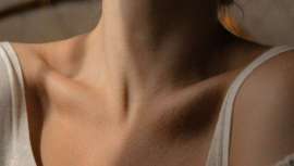 Ana Santamarina, experta en dermocosmética y formulación, señala que no hace falta utilizar una crema específica para el cuello, pero sí unos ingredientes concretos... ¿Cuáles son? 