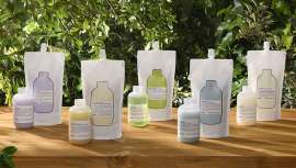 El objetivo de esta iniciativa es inspirar hábitos de bajo nivel de residuo en el hogar. Cada bolsa de 500 ml reduce las emisiones de CO2 y el uso de plástico en un 74% en comparación con 2 botes de champú Essential Haircare de de 250 ml