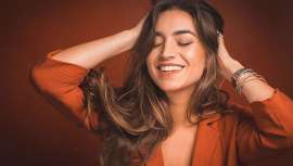 Expensive hair es un término en tendencia en el mundo de la moda que describe un cabello que luce extremadamente saludable, bien cuidado y con un acabado de salón de lujo, dando la impresión de que se ha invertido mucho en su cuidado y estilismo