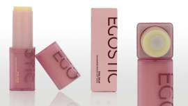 La revolucionaria generación de cosméticos Egostic presenta un bálsamo en crema con doble núcleo, que devuelve la juventud a la piel. Con una cómoda forma de aplicación en stick, para una piel firme y tersa 