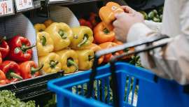 Leyre López Iranzu, nutricionista Clínica FEMM, señala las claves para hacer una compra consciente: las frutas y verduras congeladas son una opción si no se dispone de tiempo para cocinar, siempre que no se encuentren dentro de platos precocinados