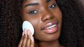 Muchas veces, una rutina de cuidado cosmético basada en el exceso de productos puede ser contraproducente para una piel saludable, que puede reaccionar con alteraciones en la barrera cutánea, como irritaciones, brotes de acné, picores o rojeces