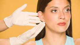 El cierre de los agujeros de los pendientes puede realizarse mediante medicina estética o cirugía, dependiendo de la condición específica de los lóbulos