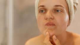 En esos días del mes, una de las zonas que más nos delata es el rostro y las imperfecciones que tienden a aparecer, por eso la solución es la cosmética premenstrual