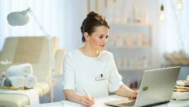 Y mucho... En verdad son el todo para el éxito de tu centro de belleza. Ana Puelles Lostao lo sabe. Y te invita a participar de lo mejor de la gestión de la belleza bajo su punto de vista y experiencia en Beauty Contact 