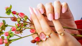 Las uñas, más cortas y cuadradas, mucho floral print y tonos perlados entre los que destacan rojos y azules, junto con el cereza y el albaricoque van a ser tendencia, pero hay mucho más...