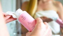 Aparte de limpiar la piel, la función más importante de las pruinas es protegerla. Día tras día, crean una película protectora invisible en tu piel para que esta esté más fortalecida ante los daños de los agentes externos