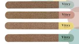 Está realizada sin plásticos, 100% reciclable y fabricada con papel reciclado. Una apuesta más de la casa francesa para contribuir con el medio ambiente