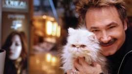 La pintura, la literatura o la ópera son la base de donde Tono Sanmartín extrae la energía que utiliza para crear. Nacido en familia de peluqueros, este valenciano se ha convertido en un referente ineludible de la peluquería actual