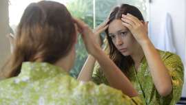 Pérdida de densidad capilar, aumento de la caída o adelgazamiento del cabello, son algunos de los signos de este tipo de alopecia