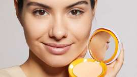 El nuevo Heliocare 360º Oil Free Compact SPF50+ es un fotoprotector facial de uso diario, en formato de crema compacta con color, de fácil aplicación, que unifica el tono de la piel y ayuda a prevenir los signos asociados al daño solar