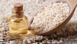 Las pequeñas pepitas de sésamo que decoran los panes de las hamburguesas tienen más propiedades de las que te imaginas. Además de ser un ingrediente muy utilizado en la comida asiática, del sésamo se extrae un aceite muy beneficioso para la piel