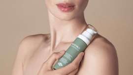 Esta crema no solo trata los signos visibles del envejecimiento, sino que se sumerge en la esencia misma de la vitalidad celular. Gracias a la combinación única de antioxidantes de vanguardia, protege y fortalece la piel desde su núcleo