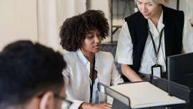 Y lo hace con un proyecto de ley que ha sido aprobado por una amplia mayoría en el parlamento francés, obteniendo 44 votos a favor y dos en contra. El trabajador podrá lucir rastas, rizos y su propio aspecto sin importar si es calvo o pelirrojo