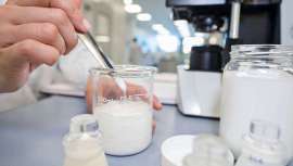 La ecobiología se basa en el principio de que la piel es un ecosistema en constante evolución, que interactúa con su entorno y cuyos mecanismos naturales deben preservarse, enfoque que ha desarrollado Naos Skin Care en sus productos durante años