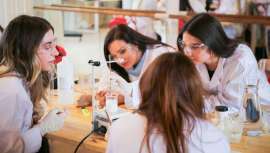 Este programa, coordinado por la doctora Ana Molina, estará centrado
en dar formación sobre el cuidado de la piel a creadores de contenido