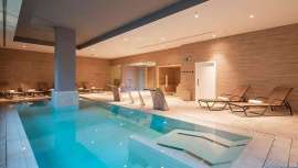 Emplazado en el Hotel Attica21 Vigo Business & Wellness, presenta una nueva carta de tratamientos de cosmética y naturales de inspiración atlántica como el Ritual de la Camelia o Baños de Bosque