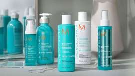 El primer paso en la lucha del encrespamiento. Este dúo nutritivo de champú y acondicionador restaura la manejabilidad y el brillo del pelo tendente a descontrolarse con la humedad