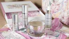 La ilustradora botánica Cristina Cilloniz ha diseñado, además, un exclusivo pañuelo para disfrutar de una primavera única y elegante, envuelta en flores con estilo propio