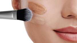 El esmalte de uñas, la crema de afeitar, la base de maquillaje, el lápiz labial y las máscaras de pestañas se han relacionado con el uso de productos químicos PFAS