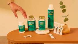 Asegúrate de consumir suficientes proteínas, vitaminas (especialmente la A, C, y E), y minerales como el hierro y zinc, que son fundamentales para la salud capilar