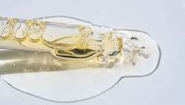 Aunque el retinol no se prohíbe, la UE ha aprobado una nueva regulación, que entrará en vigor en 2025, para fijar en no más de un 0,3% la presencia de este activo puro en lociones faciales y en un 0,05% en las corporales