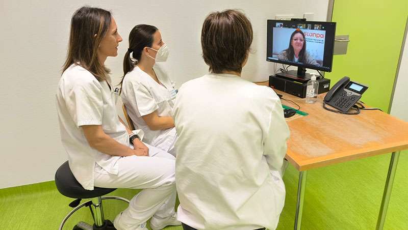 La Fundación Stanpa lleva su programa 'Ponte Guapa, Te Sentirás Mejor' a pacientes del Hospital do Salnés en Pontevedra