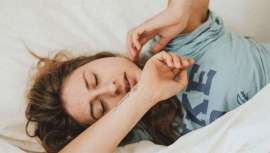 Sus causas son variadas, según la doctora Irene Esteve, odontóloga y experta dentofacial, el estrés, problemas de oclusión dental o factores genéticos